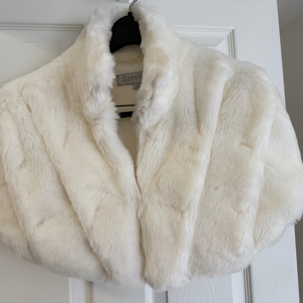 TAHARI Arthur S Levine Faux Fur Capelet/Shawl/Shrug